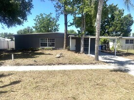 1335 Warrington Wy in Tampa, FL - Building Photo