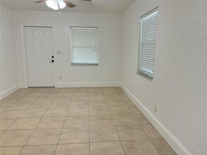 4727 W Wallcraft Ave in Tampa, FL - Building Photo - Building Photo