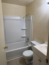 314 Center St, Unit D in Hanford, CA - Building Photo - Building Photo