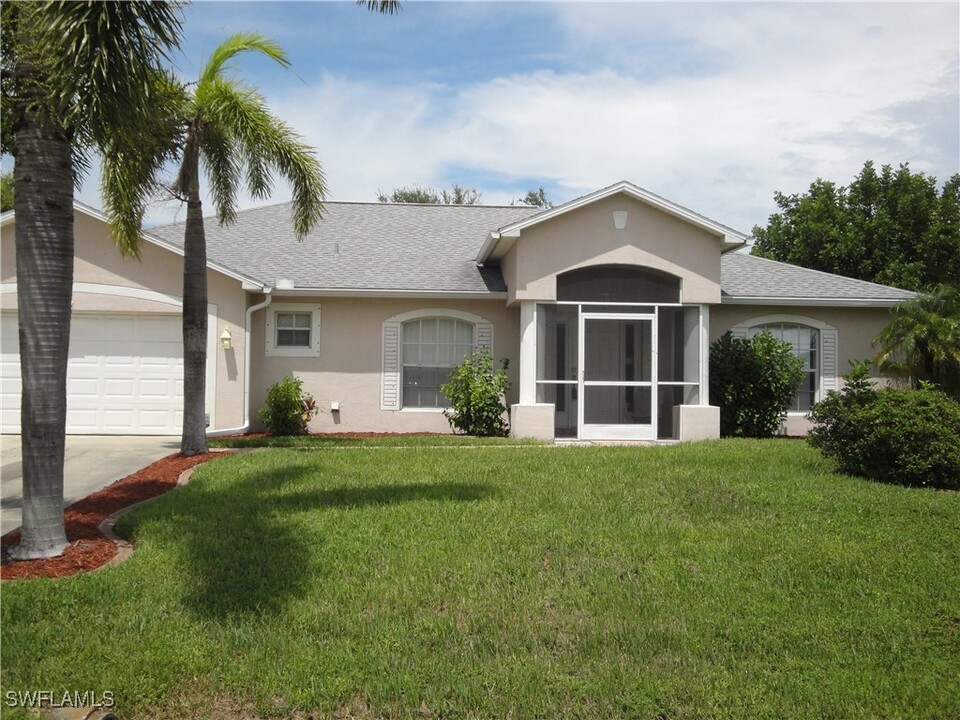 301 SE 1st St in Cape Coral, FL - Building Photo