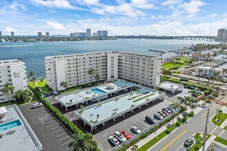 301 Lake Shore Dr in Lake Park, FL - Building Photo - Building Photo