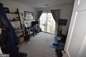 2050 N Calvert St in Arlington, VA - Building Photo - Building Photo