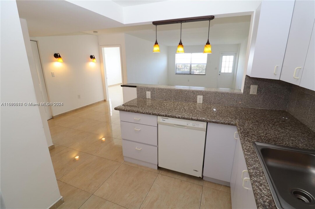 1025 Alton Rd, Unit 206 in Miami Beach, FL - Building Photo