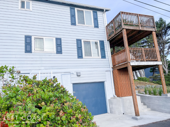 545 SW Ebb Ave in Lincoln City, OR - Foto de edificio - Building Photo