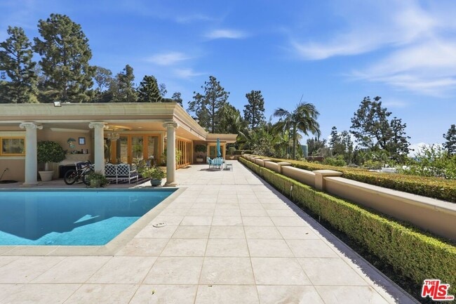 1831 Loma Vista Dr in Beverly Hills, CA - Building Photo - Building Photo