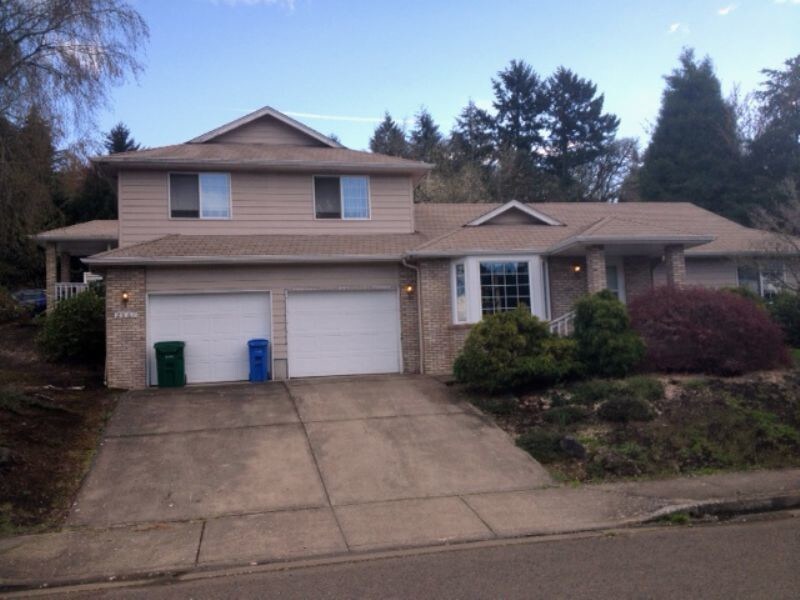 2561 Moon Mountain Dr in Eugene, OR - Building Photo