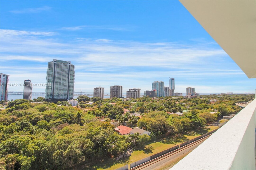 1600 SW 1st Ave, Unit # 713 in Miami, FL - Foto de edificio
