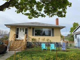 804 Leon Ave in Kelowna, BC - Building Photo