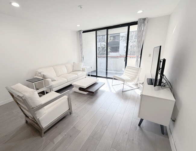 222 S Central Ave, Unit 212 in Los Angeles, CA - Foto de edificio - Building Photo