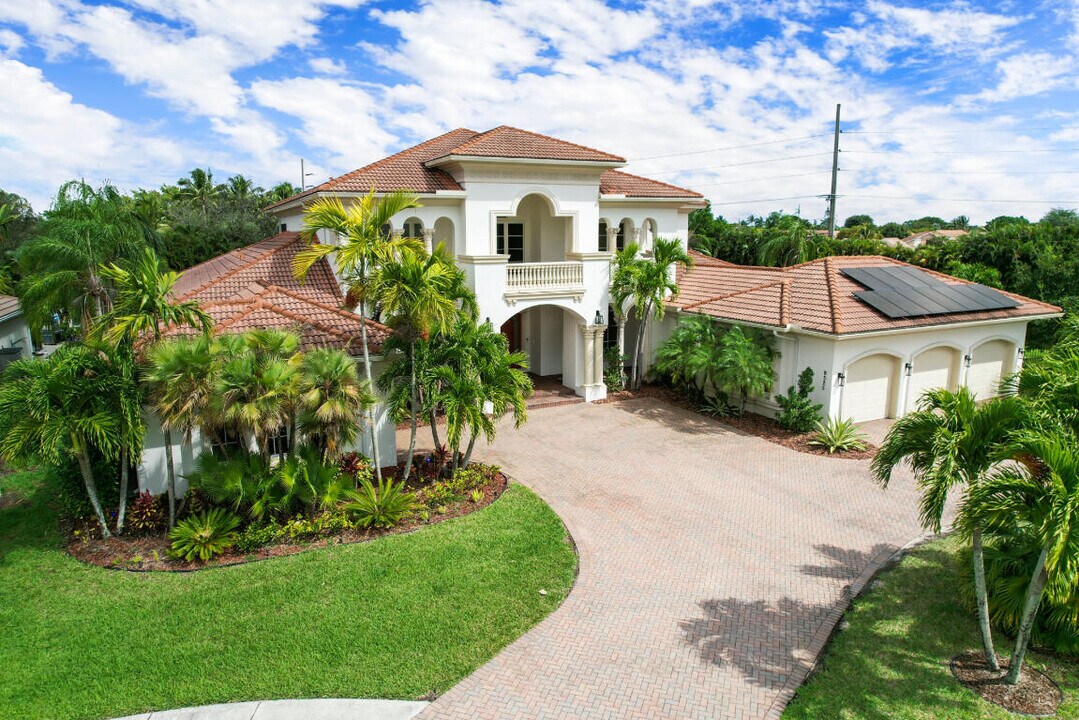 9525 Captiva Cir in Boynton Beach, FL - Building Photo