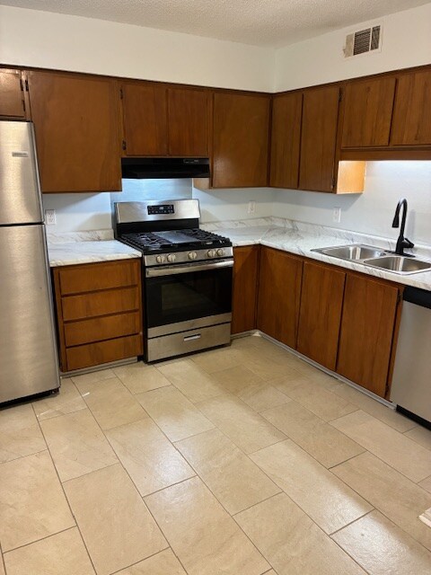 2203 Jurgensen St in Savannah, GA - Building Photo