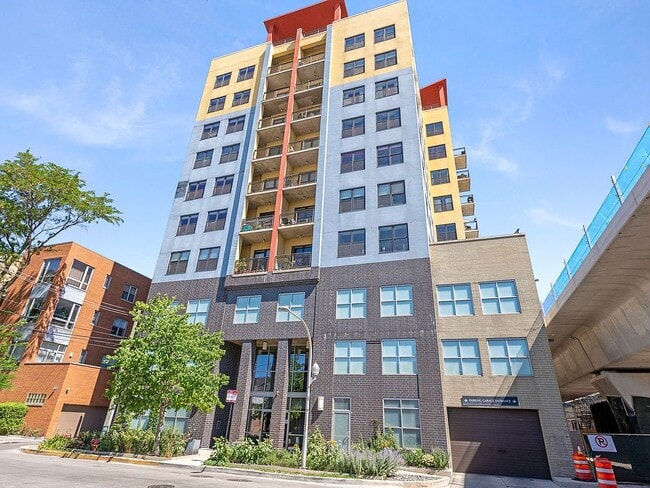 property at 1122 W Catalpa Ave