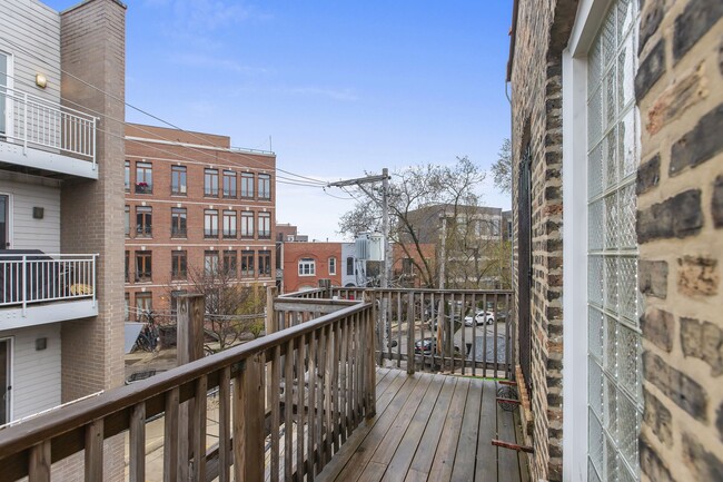 2348 W Moffat St, Unit 3R in Chicago, IL - Building Photo - Building Photo