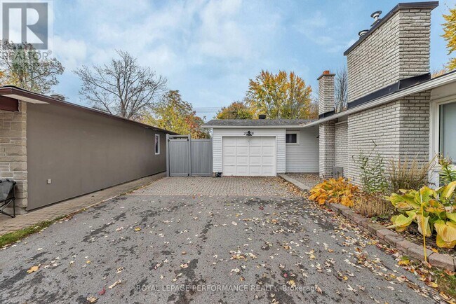 2018 Quincy Ave in Ottawa, ON - Building Photo - Building Photo