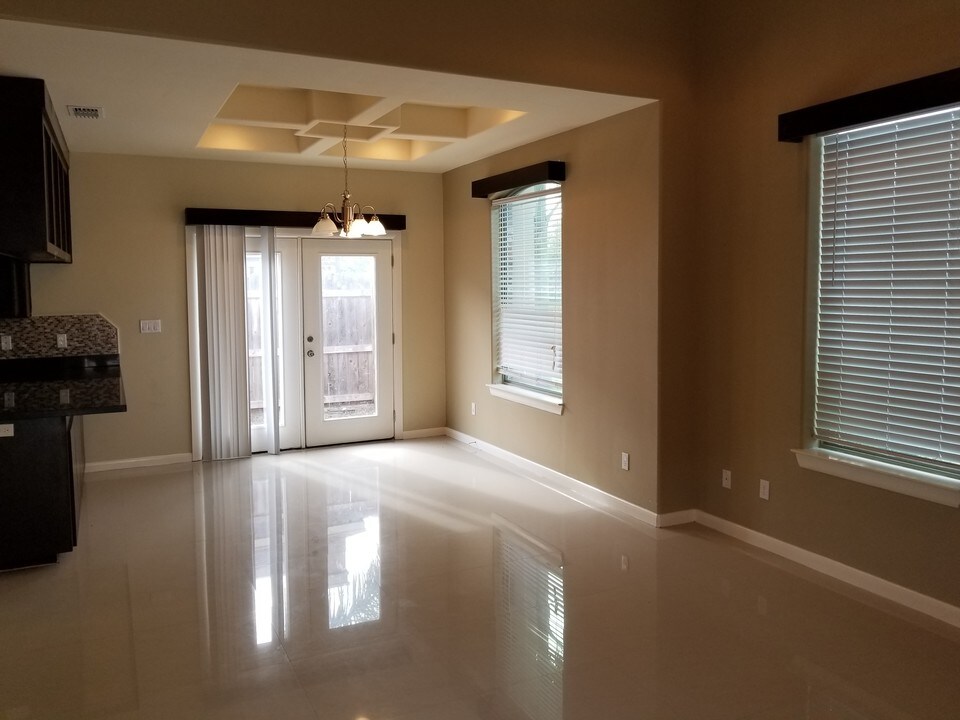 1428 Leann Rimes Rd, Unit B in Edinburg, TX - Foto de edificio