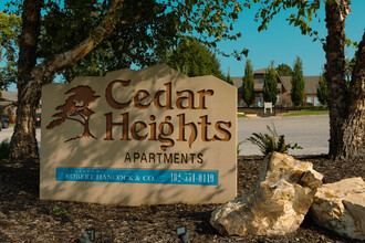 Cedar Heights in Omaha, NE - Foto de edificio - Building Photo