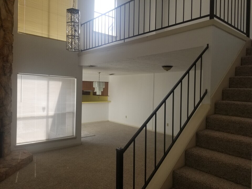 12251 W Village Dr, Unit E in Houston, TX - Foto de edificio