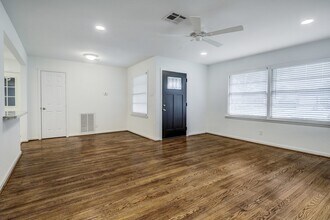 5805 Grape St in Houston, TX - Foto de edificio - Building Photo