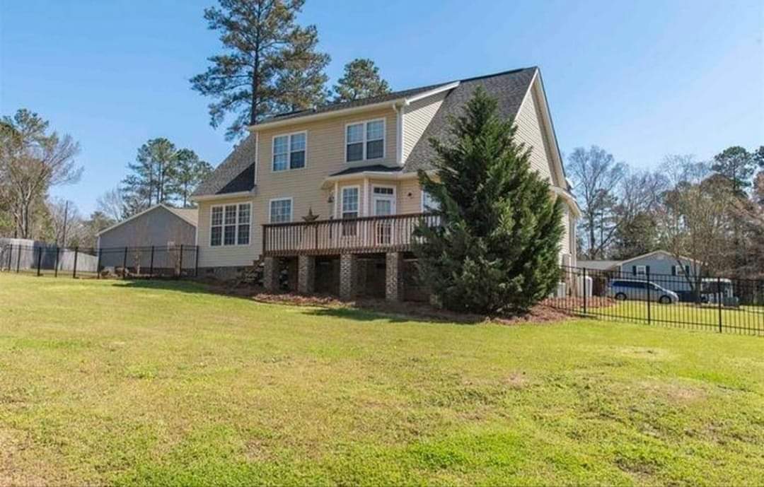 120 Lakeside Dr in Chapin, SC - Building Photo