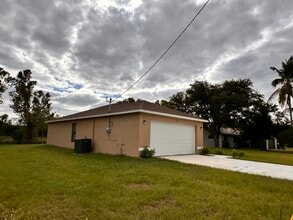 1800 Coral Point Dr in Cape Coral, FL - Building Photo - Building Photo