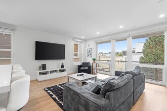 326 W Broadway, Unit 2 in Boston, MA - Building Photo - Building Photo