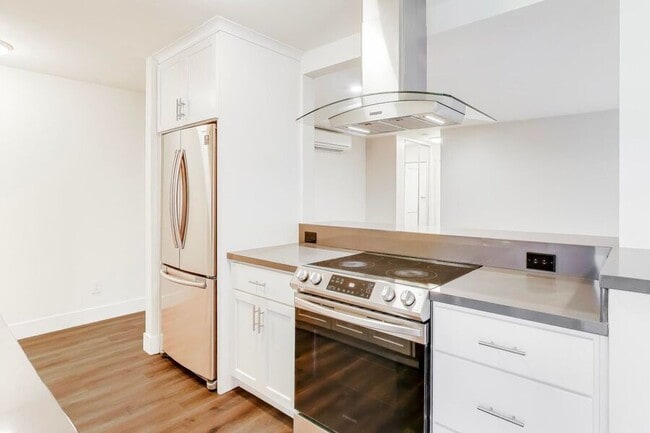 property at 1662 Hollenbeck Ave