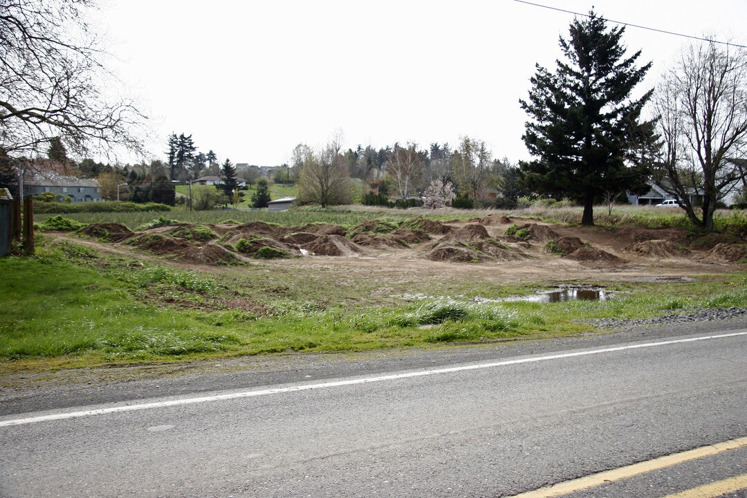 840 E Columbia Way in Troutdale, OR - Foto de edificio