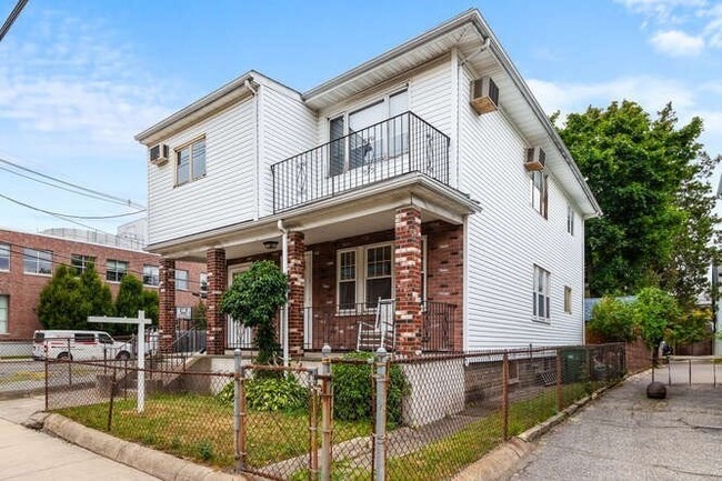 131 Yale St in Medford, MA - Building Photo - Building Photo