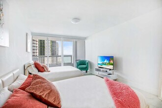 1717 N Bayshore Dr in Miami, FL - Building Photo - Building Photo