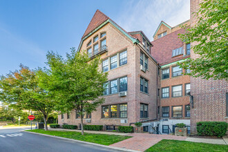 Tennis View Apartments in Forest Hills, NY - Foto de edificio - Building Photo