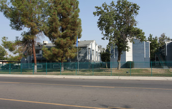 Kentucky Villas in Bakersfield, CA - Building Photo - Building Photo