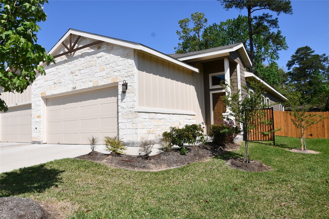 106 Wickersham in Conroe, TX - Building Photo