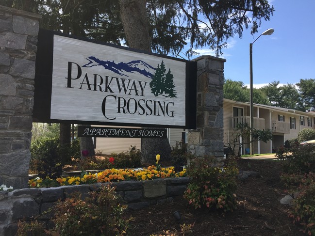 Parkway Crossing in Asheville, NC - Foto de edificio - Building Photo