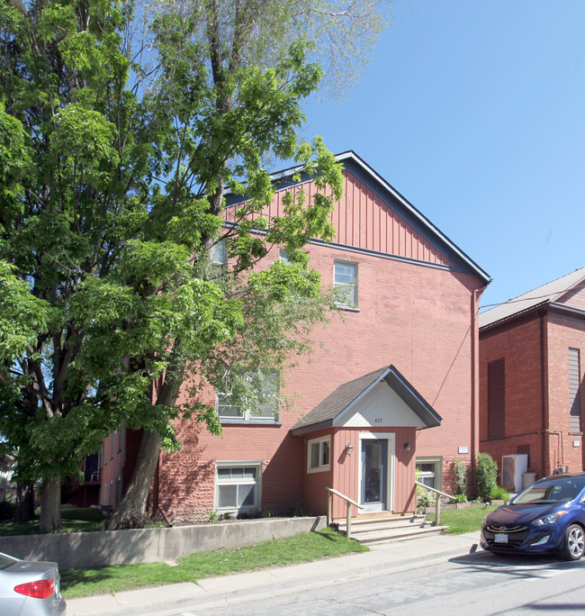 437 Millard Ave in Newmarket, ON - Building Photo - Building Photo