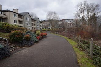 5050 S Landing Dr in Portland, OR - Building Photo - Building Photo