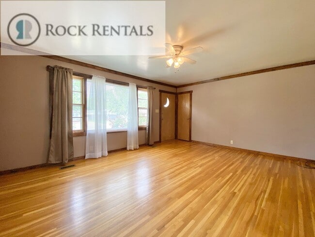 2206 Tyler St in Hutchinson, KS - Building Photo - Building Photo