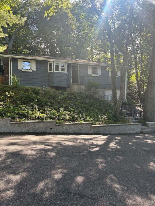 52 Hammond Rd in Glen Cove, NY - Building Photo