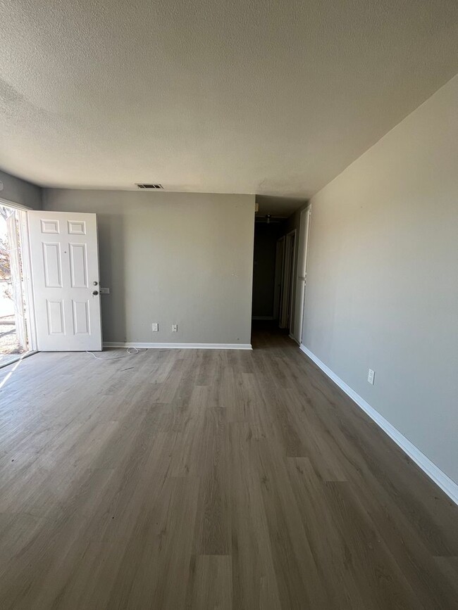 21031 Nisqually Rd in Apple Valley, CA - Foto de edificio - Building Photo