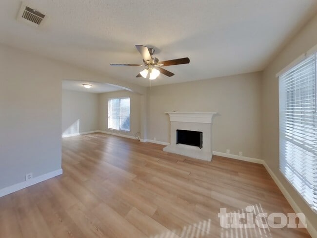 1204 Shakleford Cir in Cedar Hill, TX - Foto de edificio - Building Photo