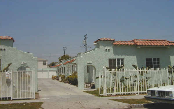 2811 Glenwood Pl in South Gate, CA - Building Photo - Building Photo