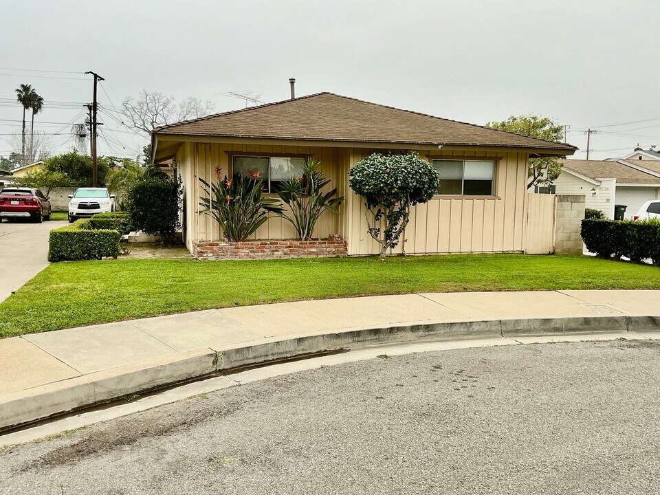 1004-1008 E Washington Ave in Orange, CA - Foto de edificio