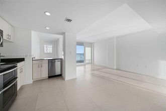 910 West Ave, Unit 1123 in Miami Beach, FL - Building Photo - Building Photo