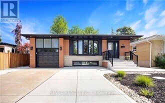 38 Birgitta Crescent in Toronto, ON - Building Photo