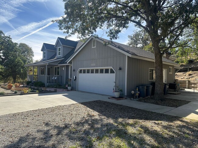 25908 Bear Valley Rd in Tehachapi, CA - Building Photo - Building Photo