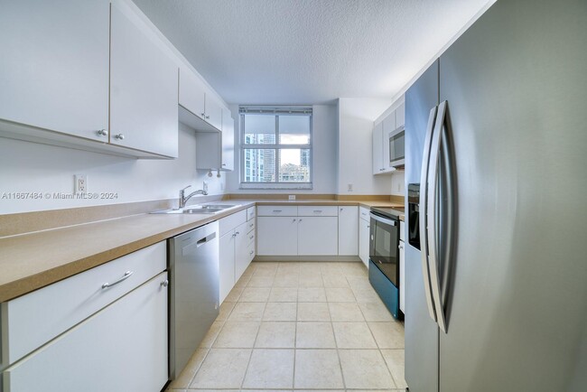 1250 S Miami Ave, Unit 1614 in Miami, FL - Building Photo - Building Photo