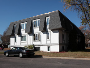 Shore Drive Apartments in Winsted, MN - Building Photo - Building Photo