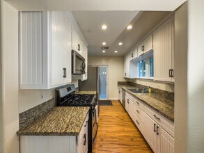 2415 Mayfield Ave in Montrose, CA - Foto de edificio - Building Photo