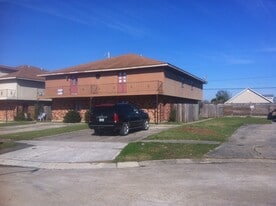 1665 Alexander Ct in Gretna, LA - Building Photo