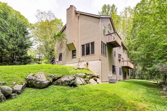 27 Blackberry Dr E in Stamford, CT - Building Photo - Building Photo