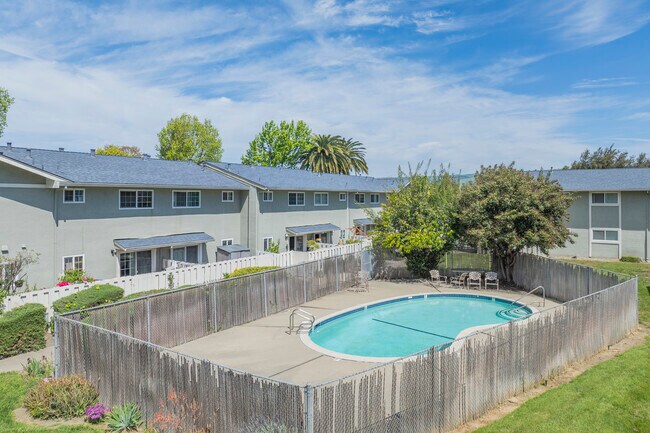 4502-4512 Thornton Ave in Fremont, CA - Foto de edificio - Building Photo